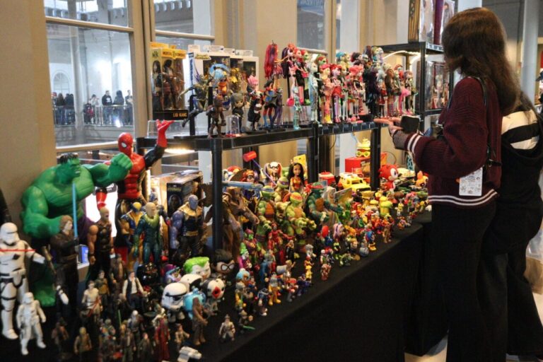 Feira de brinquedos antigos revive clássicos em Curitiba
