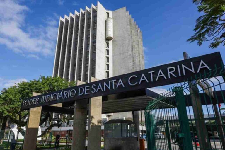 Justiça condena pastor e igreja por expor passado de fiel