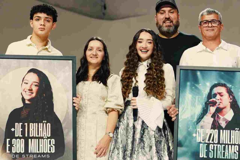 Kailane Frauches recebe placas por 13 bilhões de streams