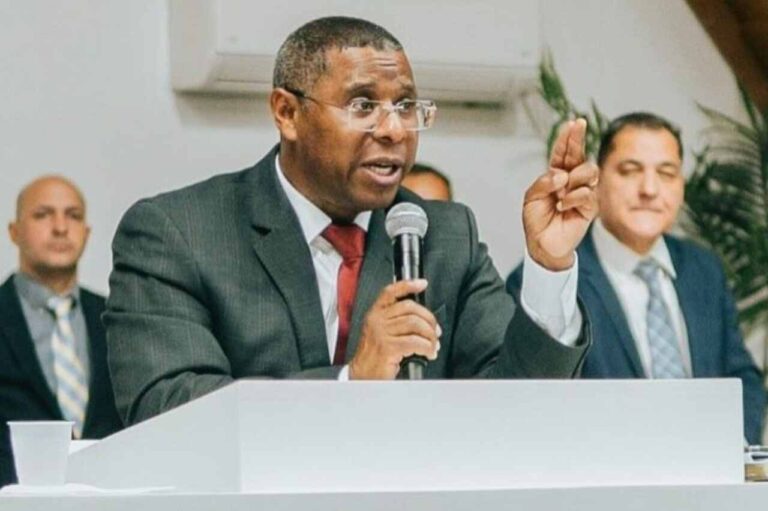 Pastor critica roupas curtas e celulares em círculo de oração