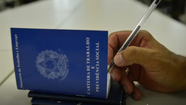 Brasil fecha trimestre com taxa de desemprego em 5,4%