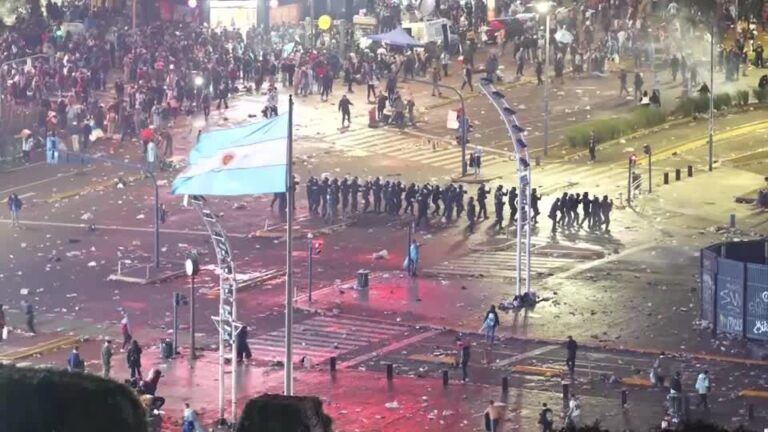Torcedores argentinos atiram pedras contra polícia após derrota na Copa