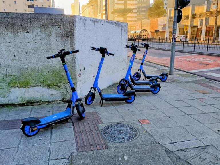 Patinetes elétricos em Curitiba prejudicam mobilidade de deficientes visuais