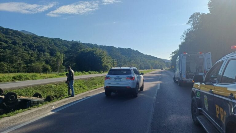 Capotamento grave deixa dois feridos na BR-277 em Paranaguá