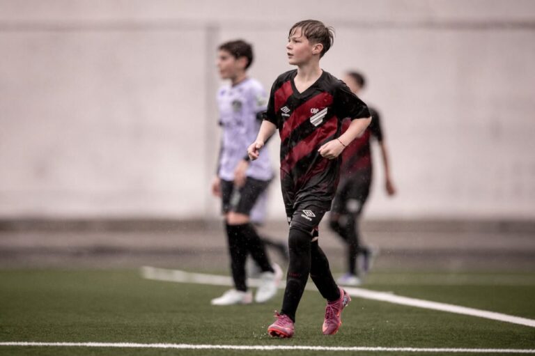 Jovem curitibano de 12 anos é contratado pelo Athletico