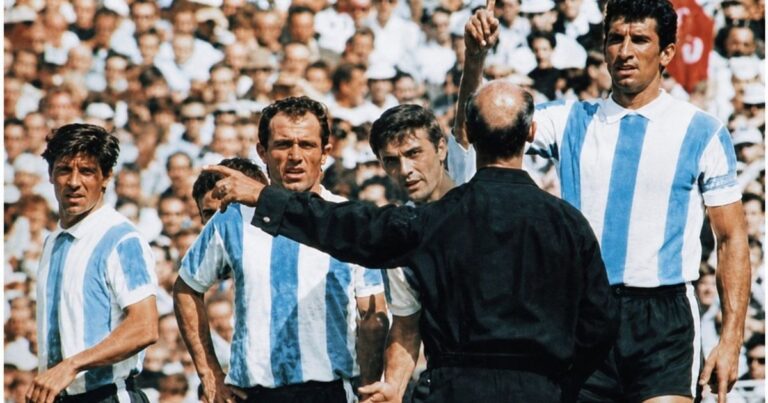 Morre Antonio Rattín, capitão cuja expulsão criou os cartões