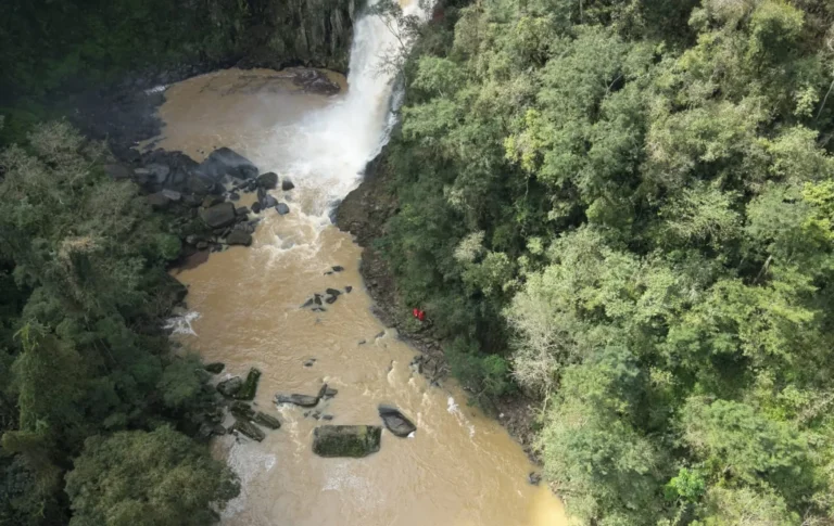 Mulher desaparece em cachoeira de 45 metros no Paraná