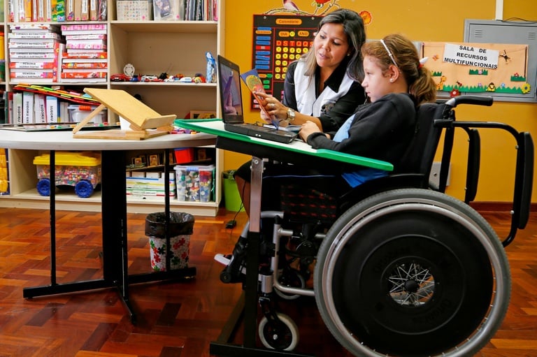 Escolas de Curitiba podem ser obrigadas a ter cadeira de rodas