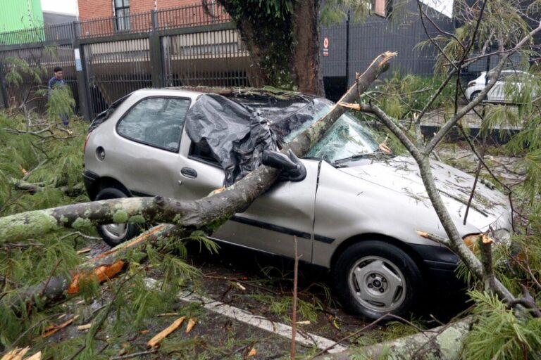Temporal em Curitiba transforma dia em noite no meio da manhã