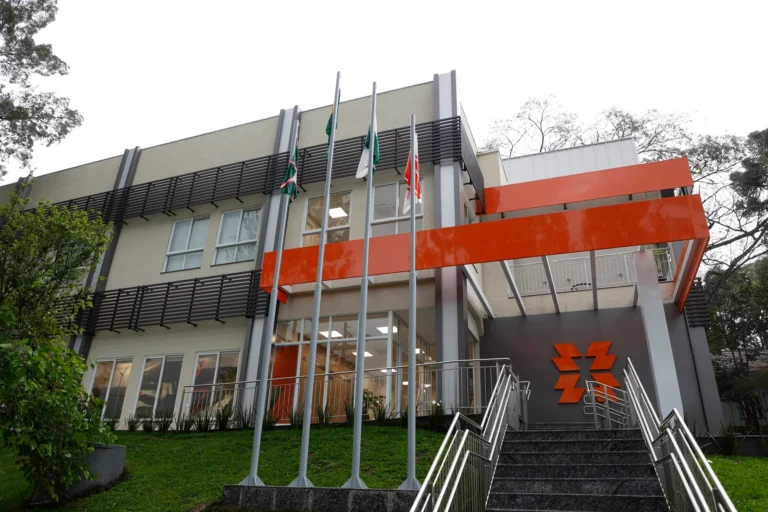 Copel aumenta limite de endividamento e mantém repasse de lucros