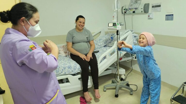 Professora leva alfabetização para crianças internadas em hospital de Curitiba