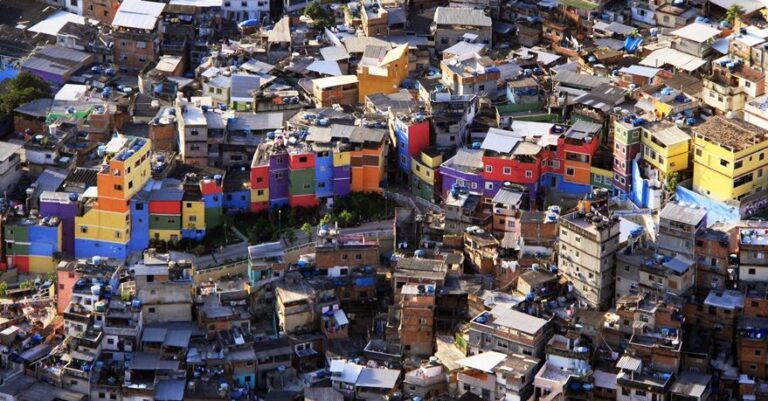 Tráfico e milícias do Rio instauram monopólio que custa R$ 21,4 bi/ano