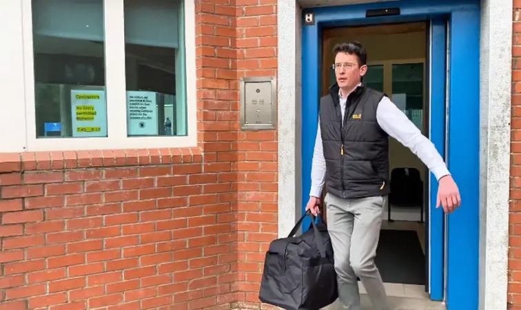 Professor irlandês é libertado após 700 dias preso por questão de pronomes