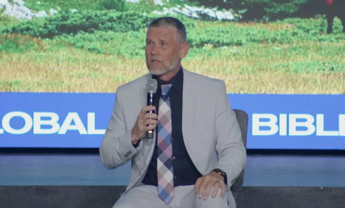 Pastor Greg Locke nega ter o que esconder após operação federal