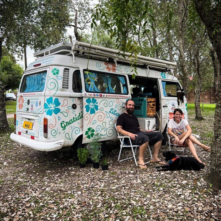 Casal abandona vida corporativa para morar em kombi no litoral