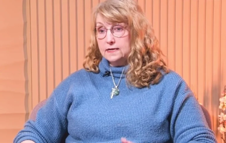 Professora cristã diz ter sido demitida por responder sobre aborto
