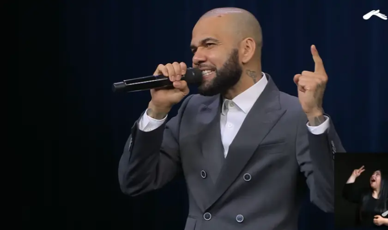 Daniel Alves relata maior felicidade na prisão que na carreira