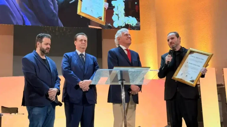 Ronaldo Caiado recebe honraria da Assembleia de Deus em homenagem