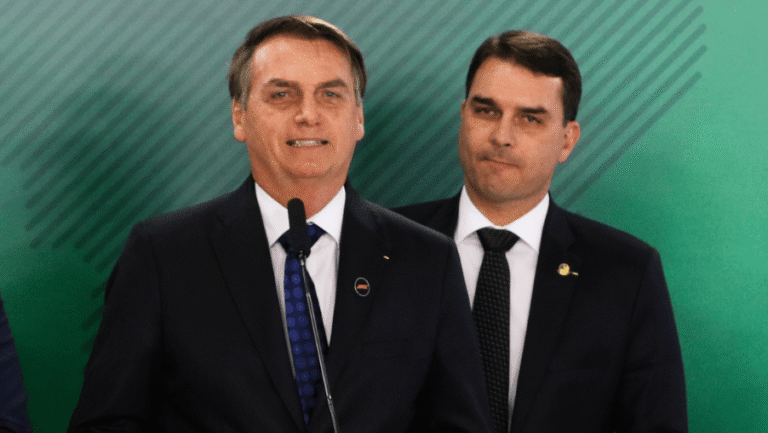 Flávio Bolsonaro repete estratégia do pai com informações falsas