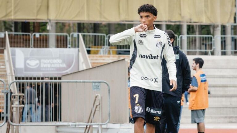 Robinho Jr. muda de nome e marca pelo Santos em amistoso