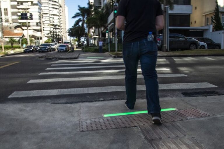Curitiba amplia instalação de barras de LED em cruzamentos