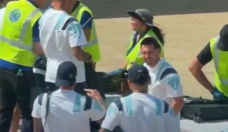 Messi cai na gargalhada após inspeção de segurança em aeroporto