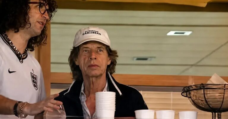 Mick Jagger assiste Noruega x Inglaterra e reacende meme do pé frio