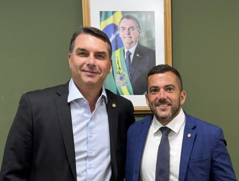 Flávio Bolsonaro decide entre Jordy e Portinho para Senado