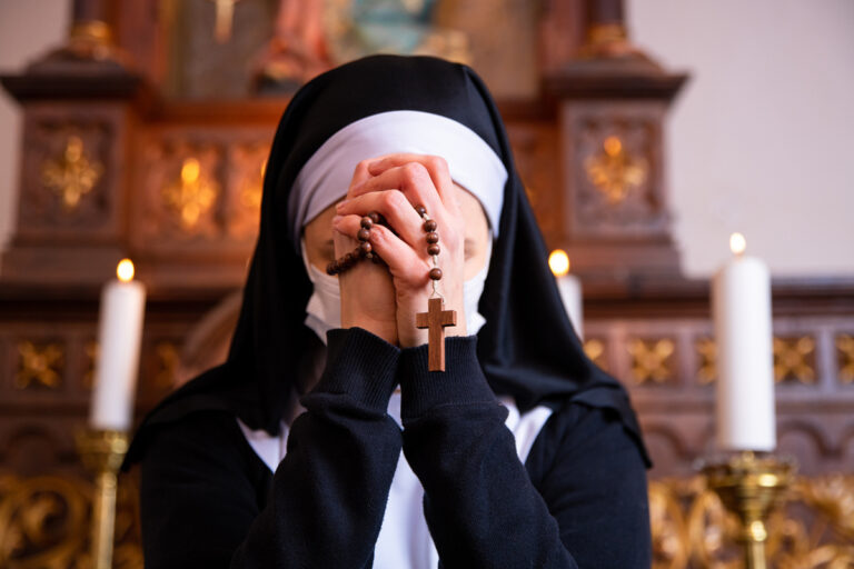 Freira católica é detida durante missa nos EUA e libertada