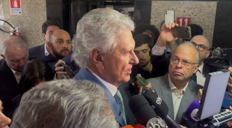 Caiado evita conflito e oficializa Kassab como vice