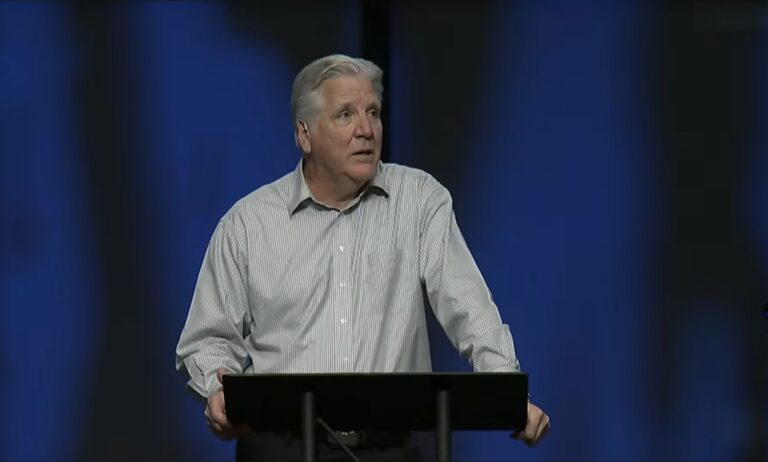Pastor David Hughey se afasta após divórcio de 40 anos