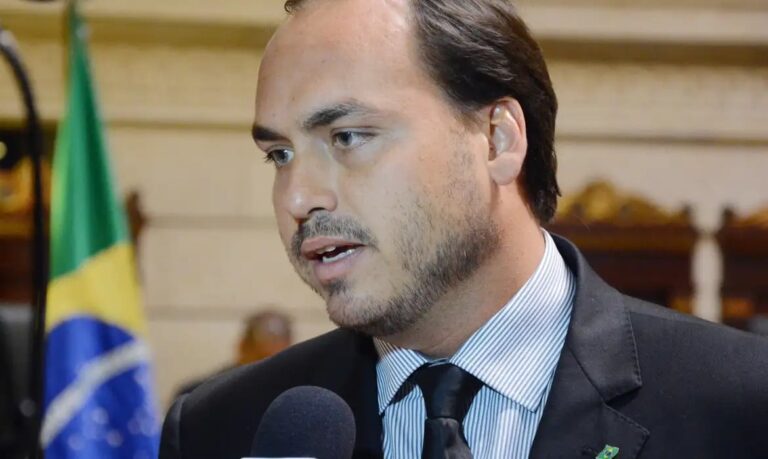 Carlos Bolsonaro renuncia ao PL para disputar vaga no Senado