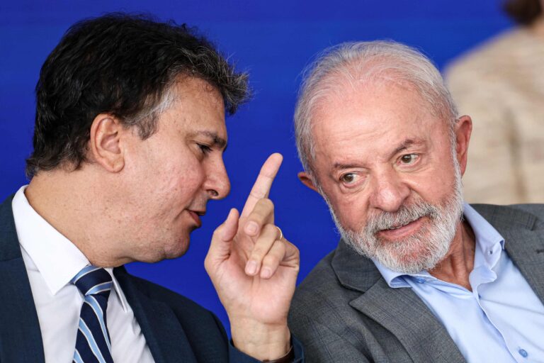 Camilo Santana assumirá liderança do PT no Senado