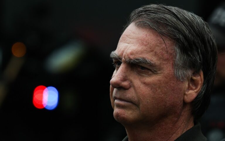 Espingarda de Bolsonaro permanece na empresa que a presenteou
