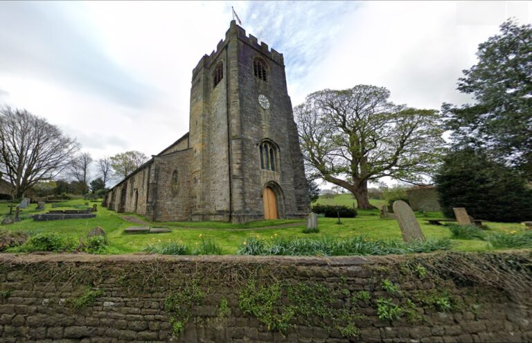 Igreja na Inglaterra encontra moedas de ouro sob altar