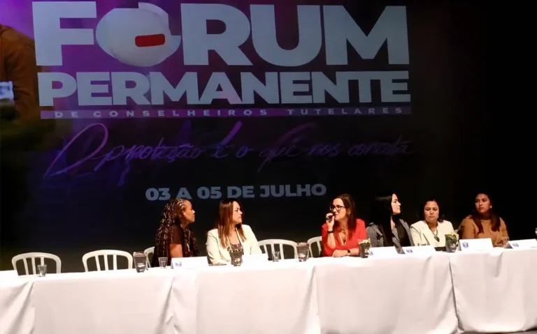 Promotora questiona frase com referência a Deus em documento oficial