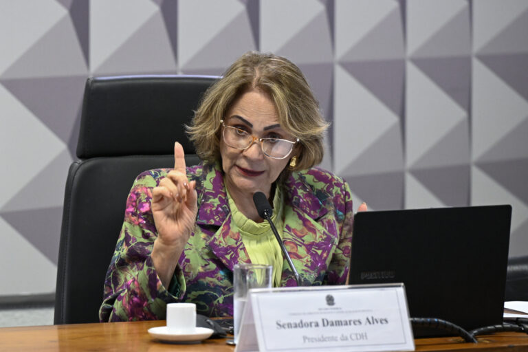 Damares pede transparência sobre dados de saúde e IR