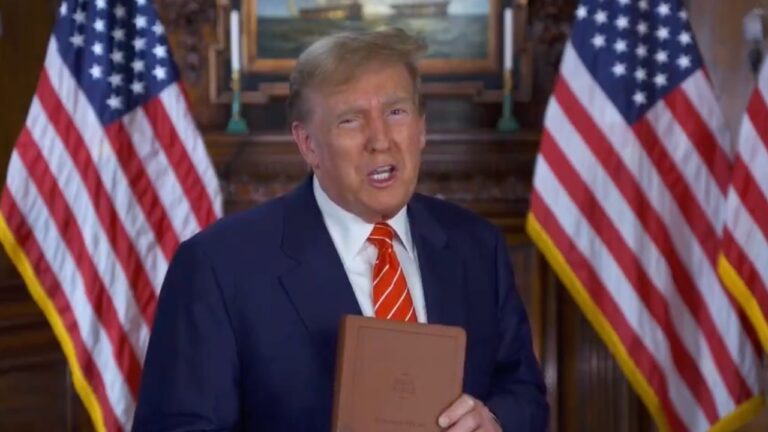 Trump arrecada R$ 1 milhão com Bíblia "God Bless the USA"