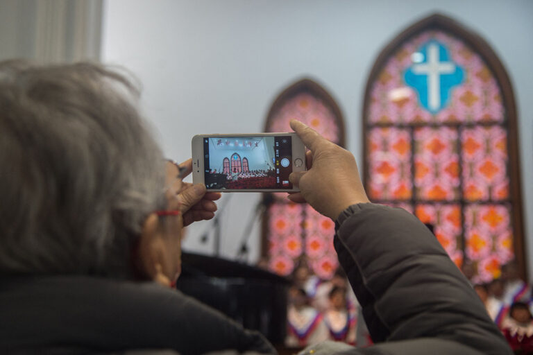 Perseguição a cristãos na China persiste após liberação de pastor