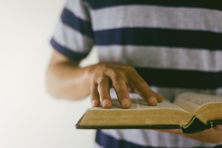 Crise da alfabetização bíblica preocupa líderes religiosos
