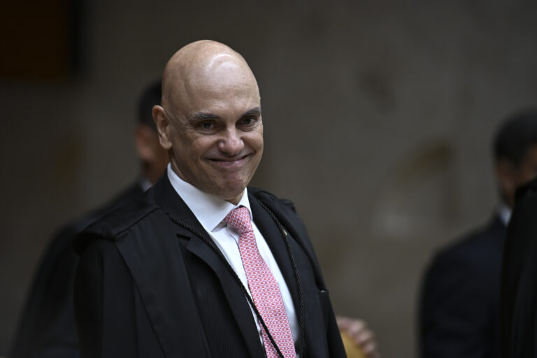 Moraes suspende visitas de Flávio a Bolsonaro por 90 dias