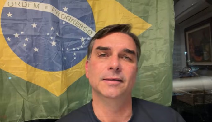 Flávio Bolsonaro critica pesquisa e apoia selo de acurácia eleitoral