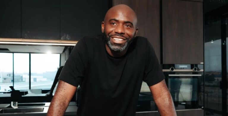 Fabrice Muamba relembra quase morte e testemunha de fé