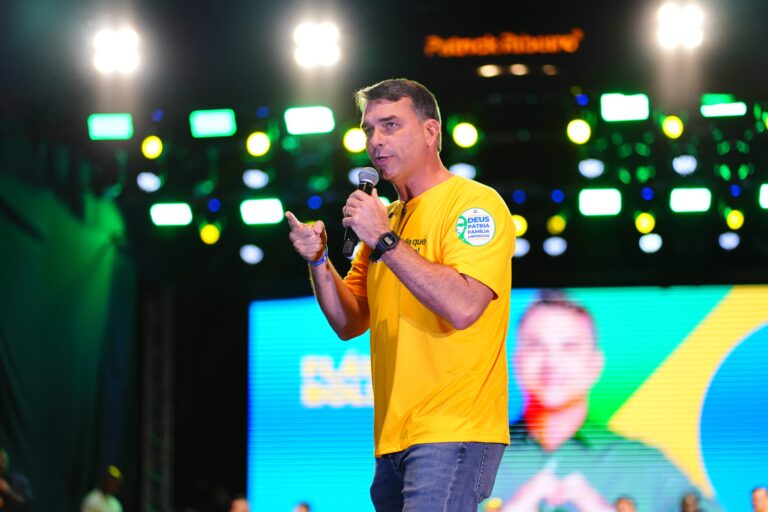 Flávio Bolsonaro chama Moraes de 'tirano' e pede impeachment