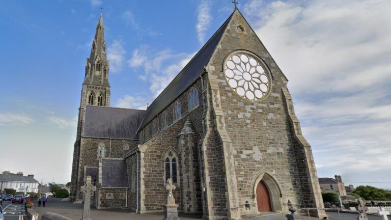 Mulher é esfaqueada durante missa em igreja na Irlanda