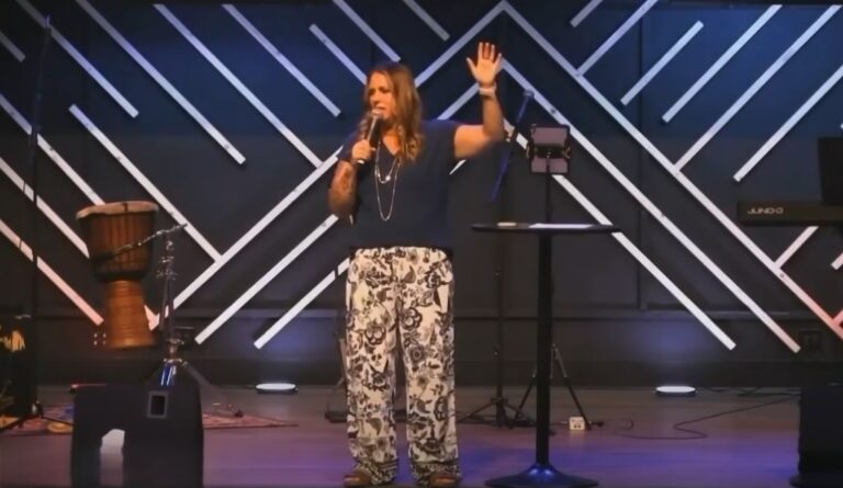 Pastora enfrenta reação após criticar ritual como idolatria