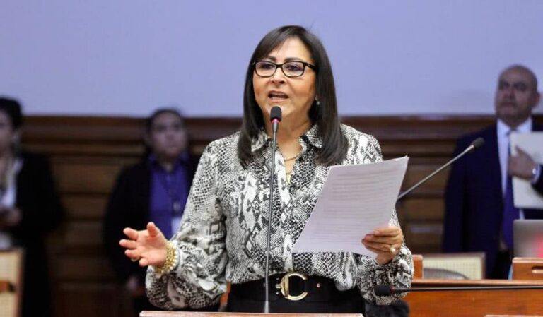 Milagros Aguayo assume senado do Peru com foco em defesa da vida