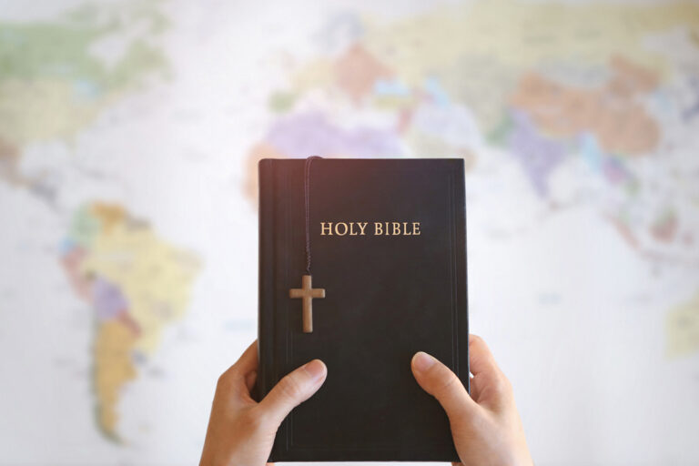 Tradutores de Bíblia enfrentam perigos 500 anos após Tyndale