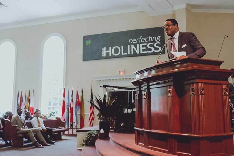 Pastor afastado após denúncias de mensagens impróprias
