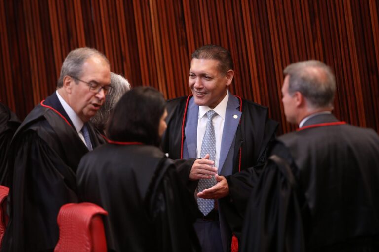 Ministros do TSE reclamam de interferência do STF em caso de vídeo